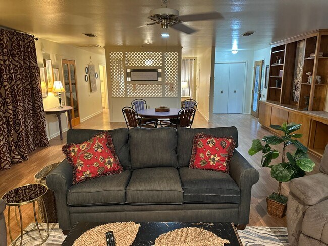 Foto del edificio - ONE BEDROOM, one bath, FULLY FURNISHED; AL...
