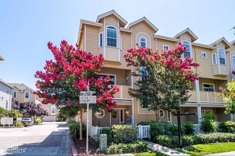 Foto principal - 3 br, 2.5 bath Townhome - 2421 Falk Ct