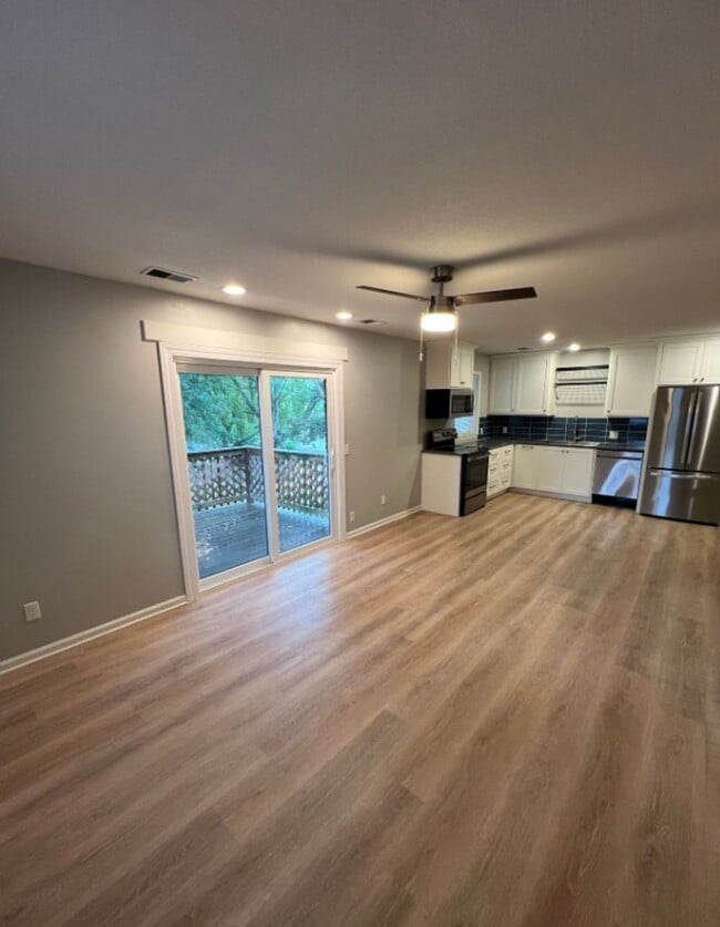 Building Photo - Modern 2-Bedroom Apartment with Washer & D...