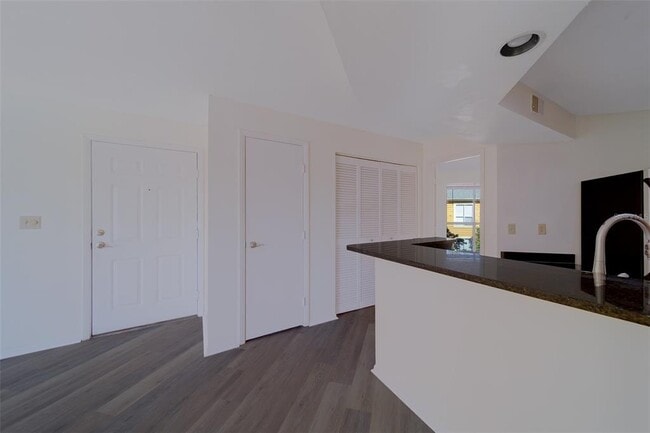 Building Photo - 115 112th Ave NE