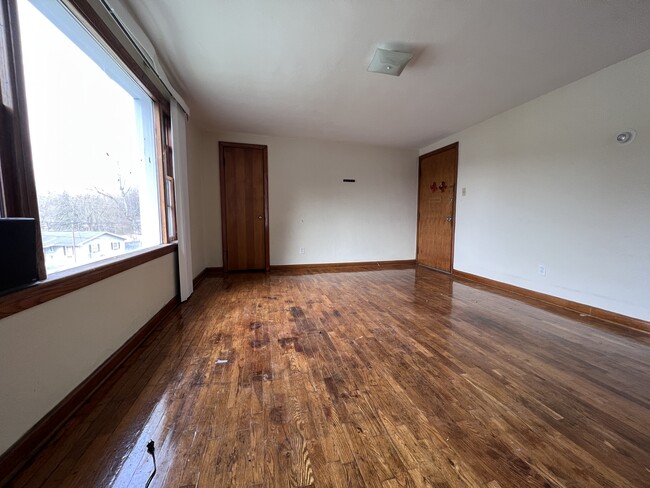 Family Room 2 - 102 Lough St