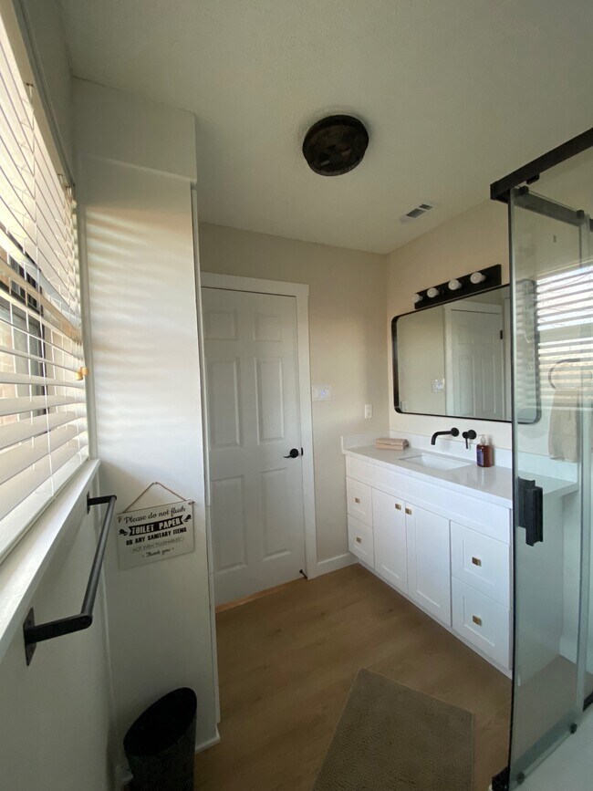 Ensuite Bath - 1106 Sherry Ln