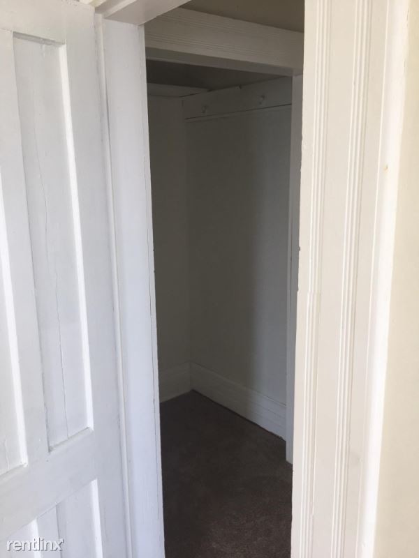 Building Photo - 3 br, 1 bath Apartment - 1 Oak St
