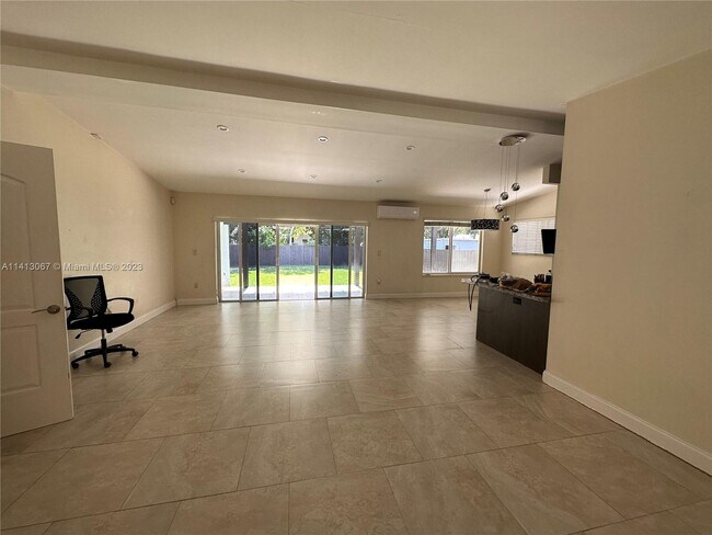 Foto del edificio - 840 NE 159th St