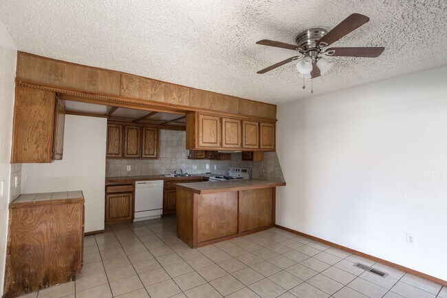 Foto del edificio - Spacious Duplex Available for Rent