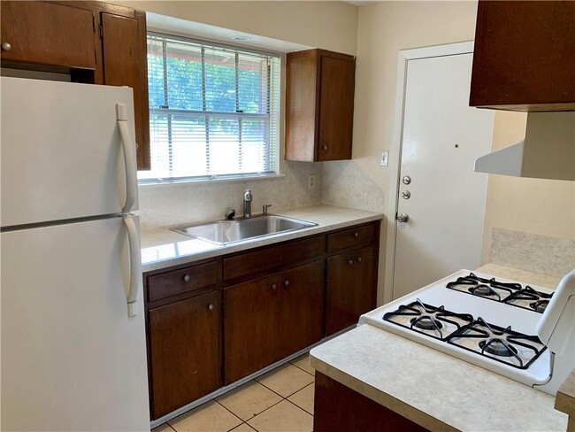 Building Photo - 400 Tilbury Ln