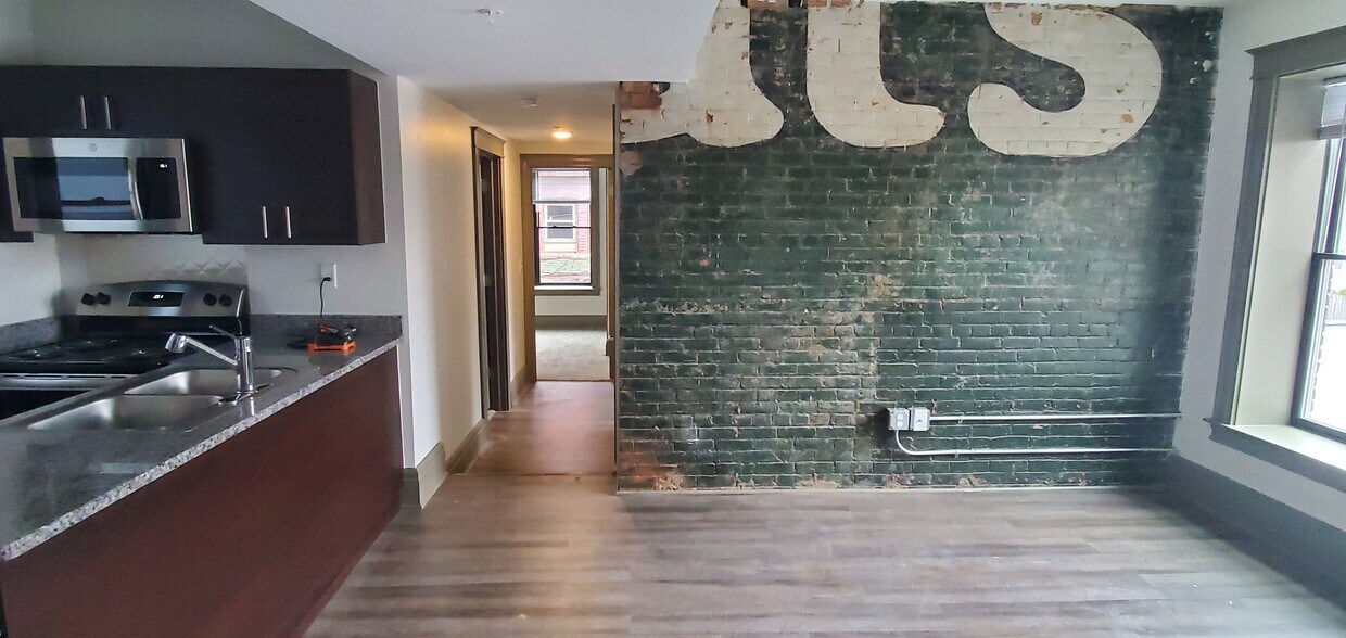 Primary Photo - 616 Niagara St