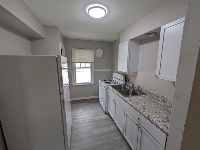 Building Photo - Welcome to Your Charming New Home on Minnie Avenue!