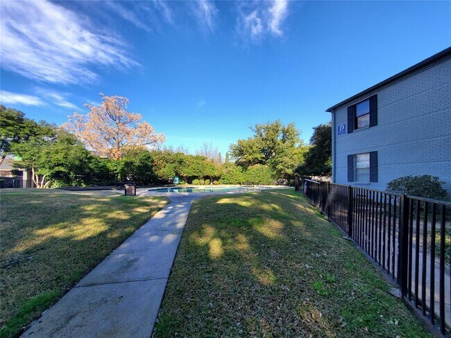 Building Photo - 5030 N Hall St