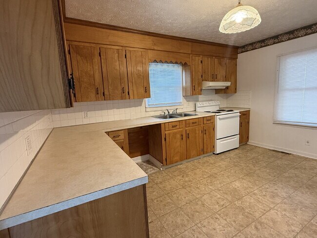 Foto del edificio - Very Large 3 or 4 bedroom home with nice y...