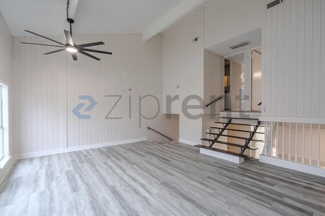 Building Photo - 19 Lakeway St