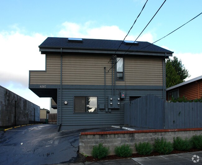 Building Photo - 4507 Sunnyside Ave N
