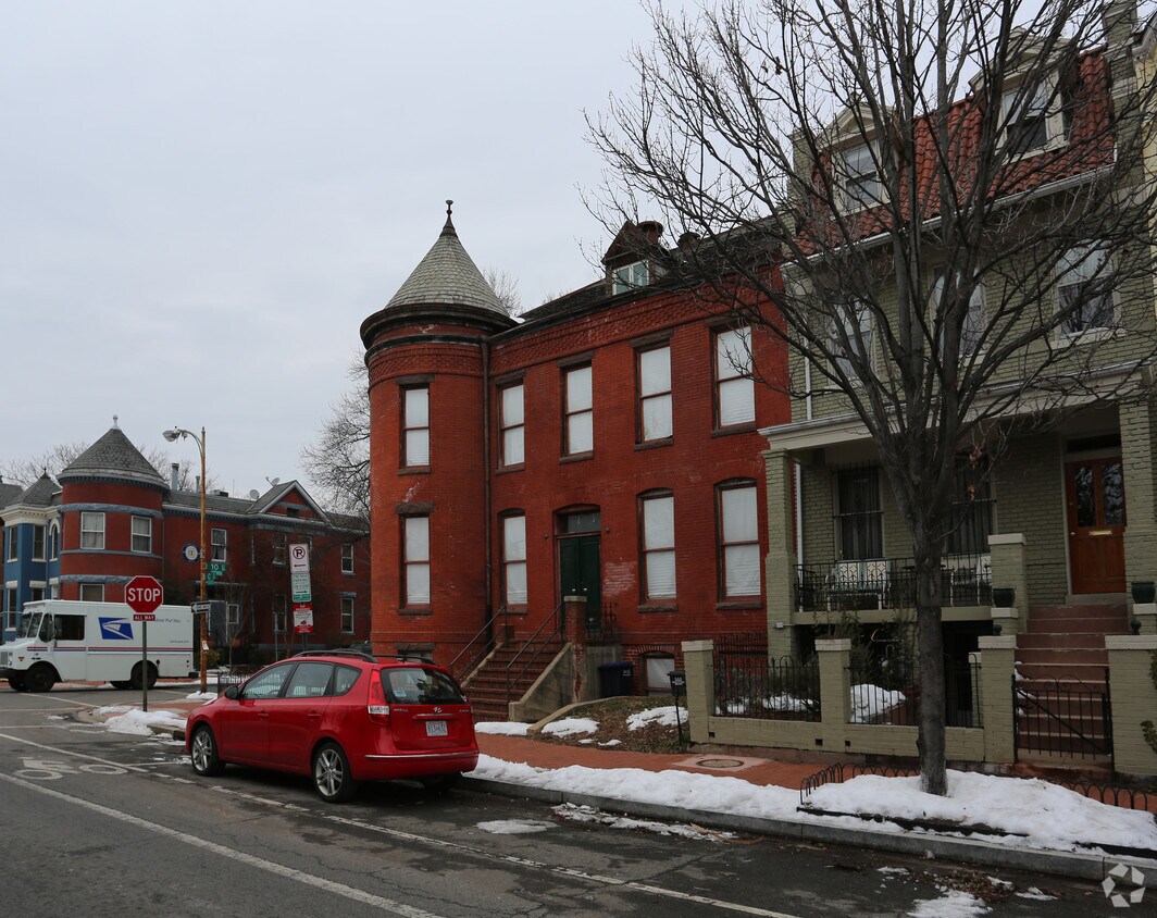 Building Photo - 1000 C St NE