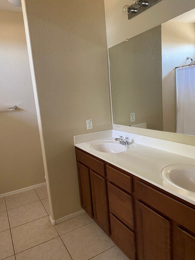 Foto del edificio - 812 S 178th Ln