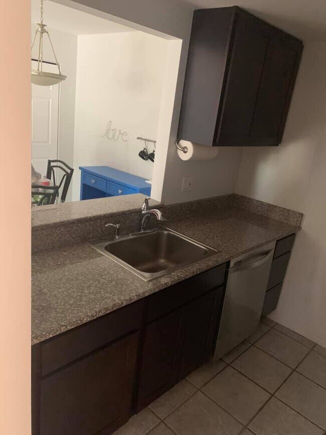 Foto del edificio - 1472 W Chateau Vert St