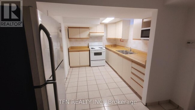 Building Photo - 112 Trafalgar Square