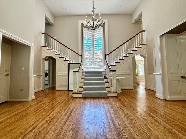 Building Photo - Stunning, Furnished 4 Bed 3.5 Bath + Offic...