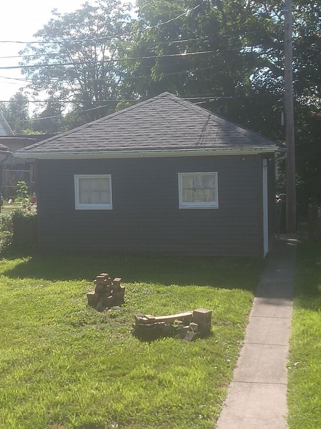 Building Photo - Large Custom-Remodeled (2022) Home with 7-...
