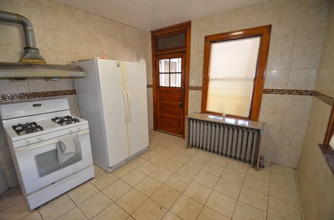 Building Photo - 3352 S Lituanica Ave