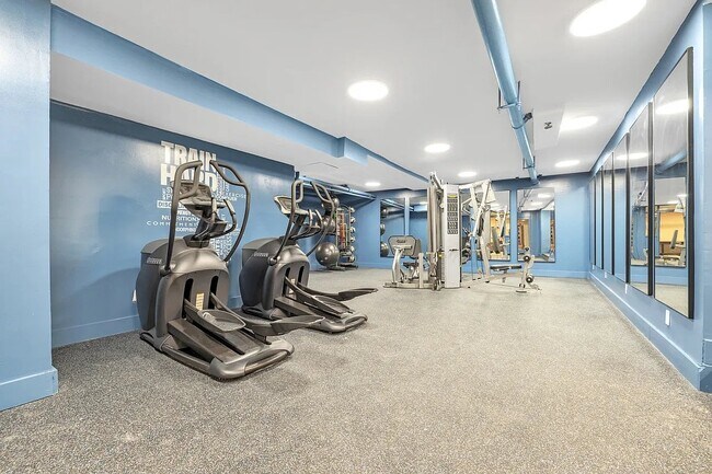 Foto del edificio - 247 W 63rd St