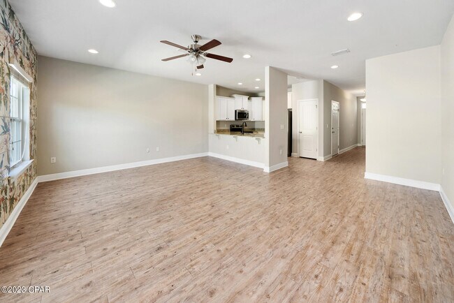 Foto del edificio - 324 Sand Oak Blvd