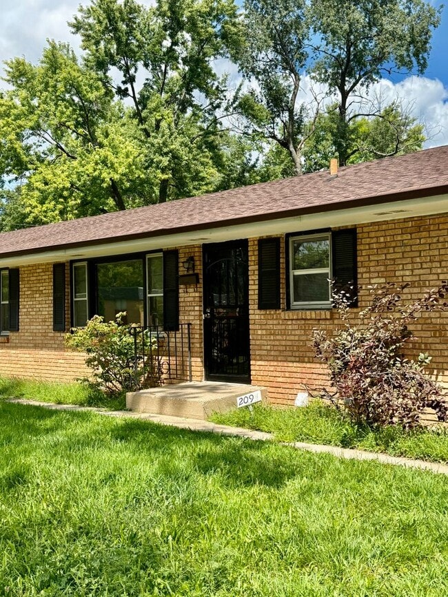 Building Photo - 209 Flintridge Dr