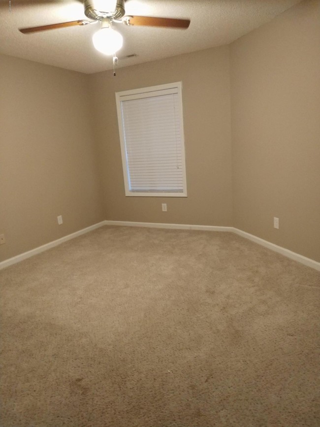 Building Photo - 105 Breezewood Dr