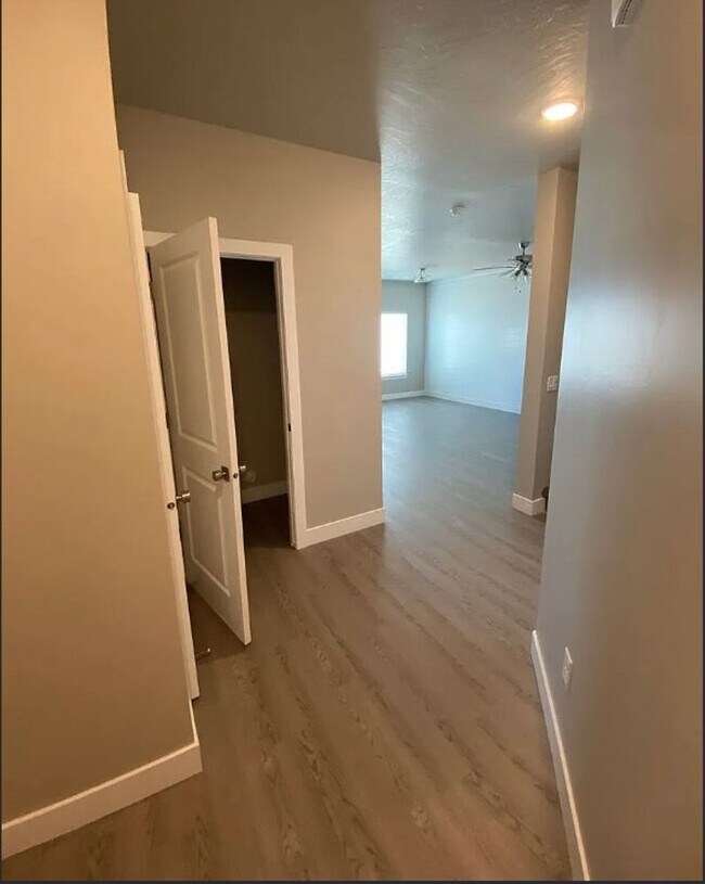 Building Photo - 3 Bedroom End-Unit Townhome in Cedar Bend – Great Cedar City Location