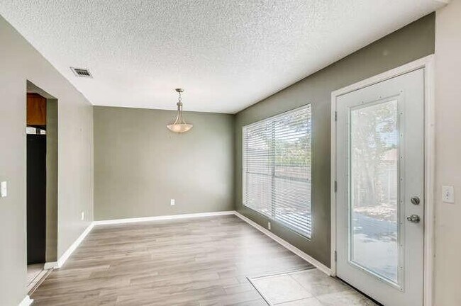 Foto del edificio - 2201 Warfield Way