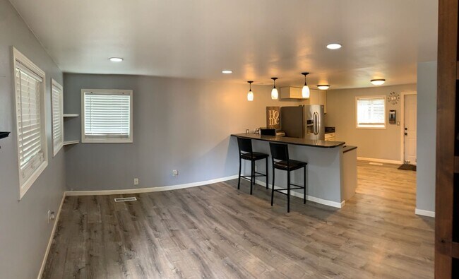 Foto del edificio - Newly Remodeled 2 Bedroom Unit in East Anc...
