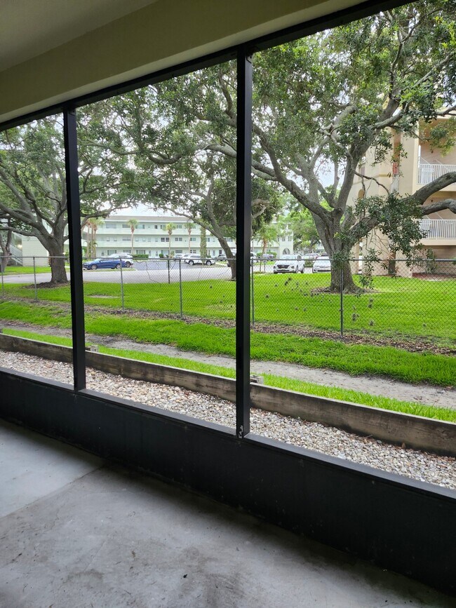 Foto del edificio - 2452 Enterprise Rd