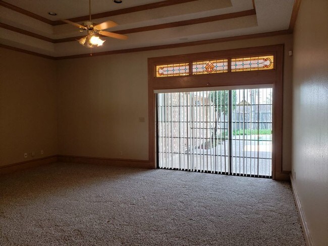 Building Photo - 4 Bed / 3 Bath / 2 Car Garage / Swimming pool