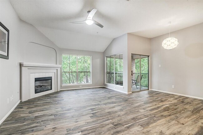 Building Photo - 8051 Bay Branch Dr