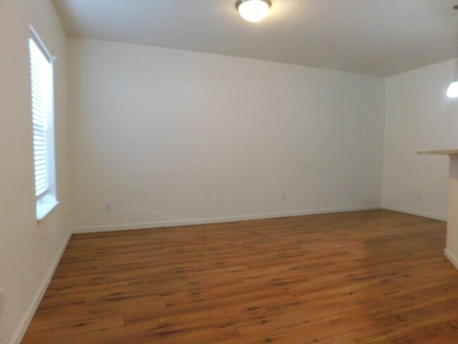 Foto del edificio - Condo Close to Shopping