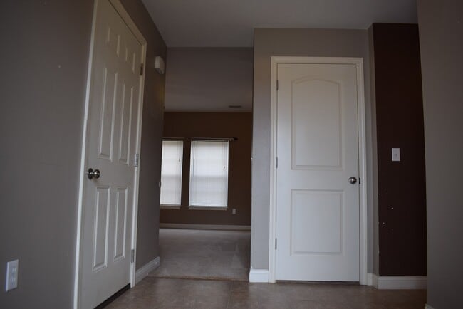 Foto del edificio - Large 2 story 3 bedroom 2 bathroom!