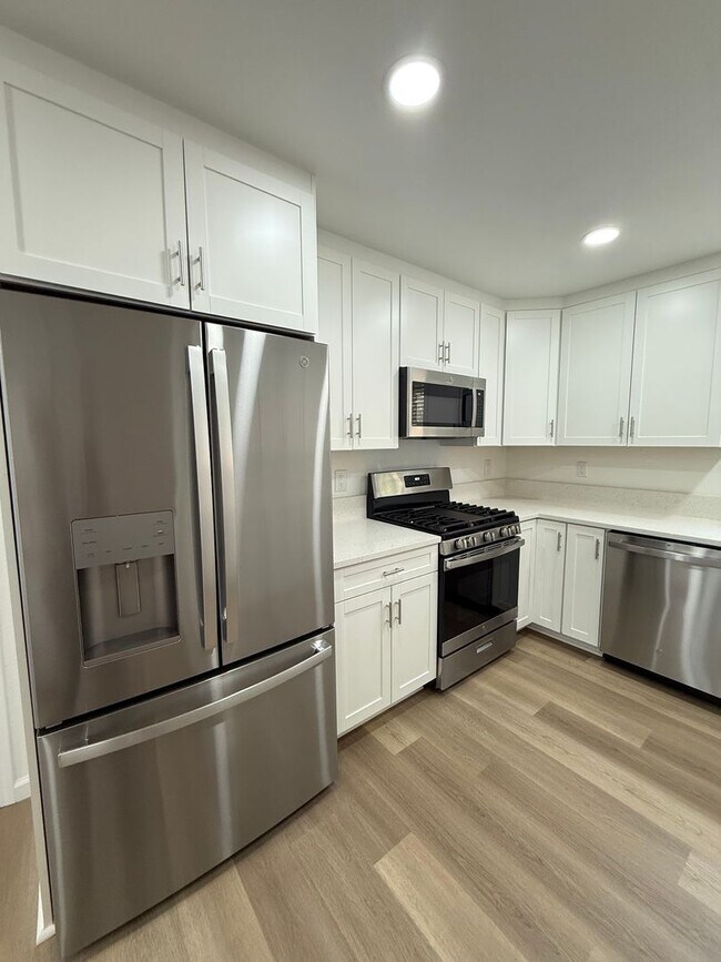 Foto del edificio - 3 BEDROOM COURT LOCATION