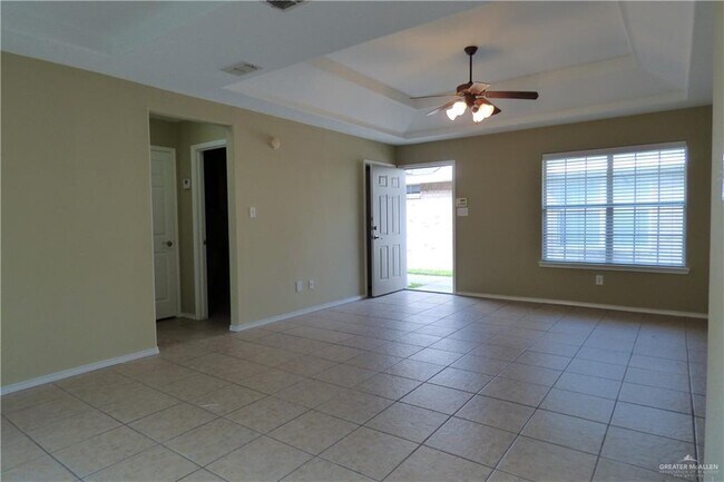 Building Photo - 615 S Logan Dr