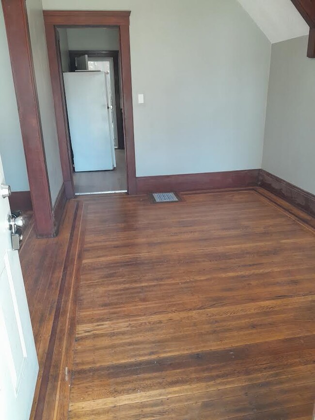 Entry Rm - 1377 W 61st St
