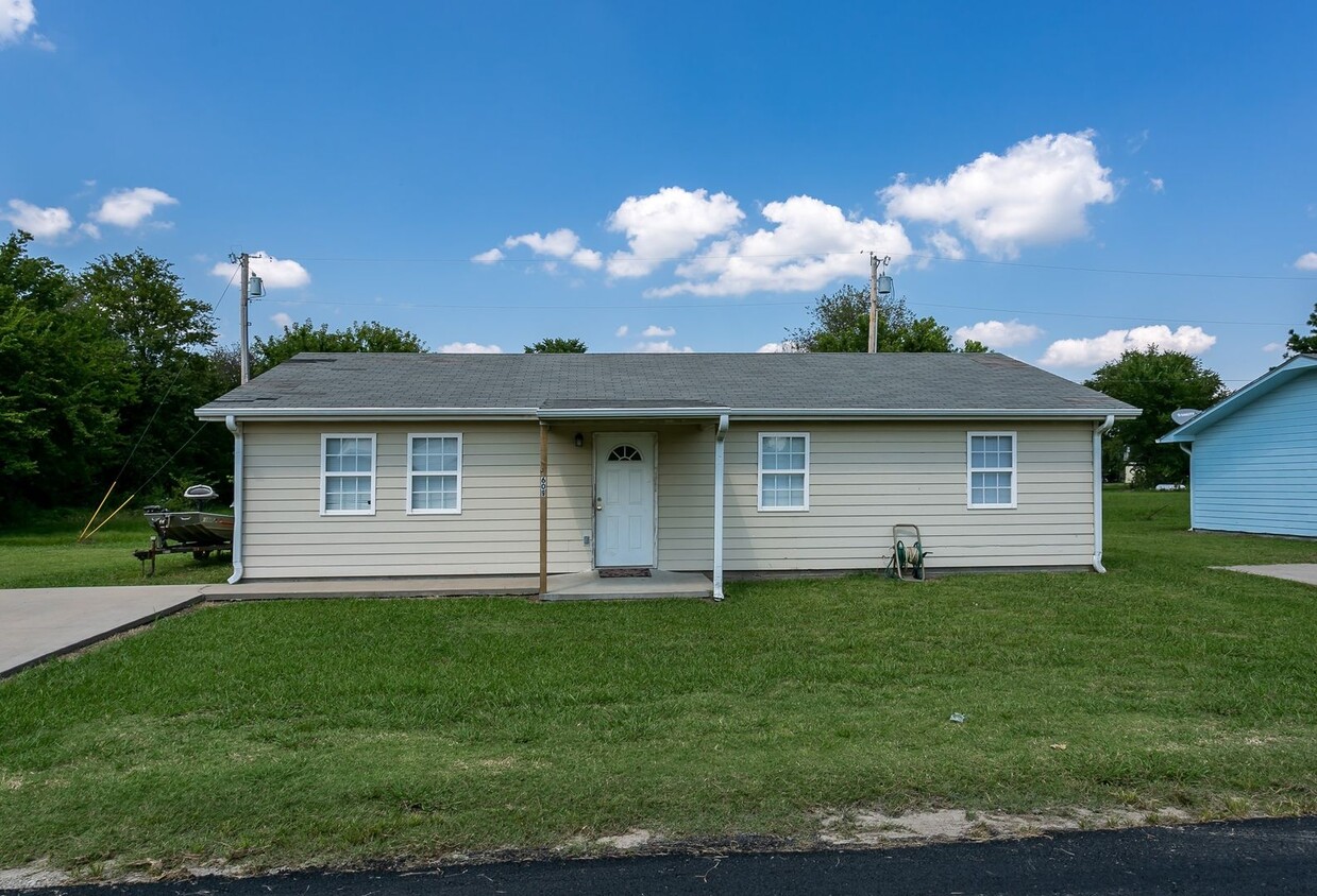 Primary Photo - 3 bedroom/ 1 bath house