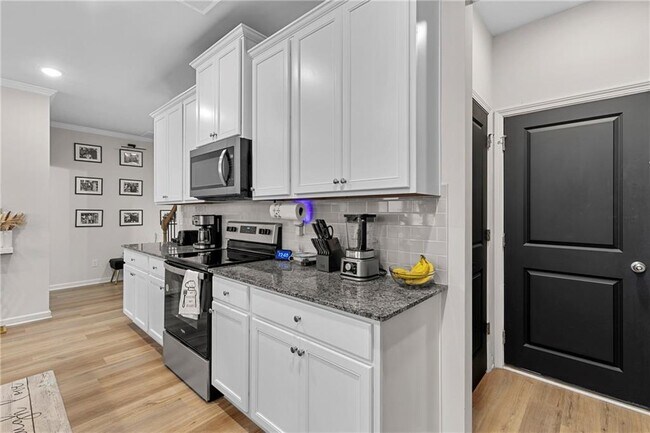 Building Photo - 715 River Gdns Dr