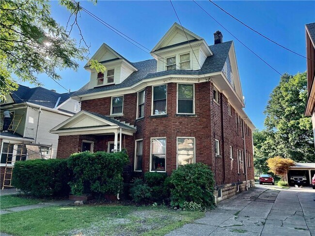 Foto del edificio - 1248 W 10th St