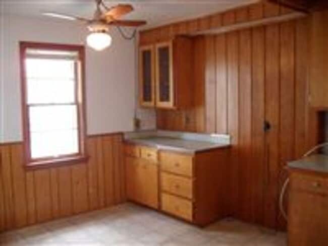 Building Photo - 3 Bedroom, 1 Bath Home Move-In Ready! Sec....
