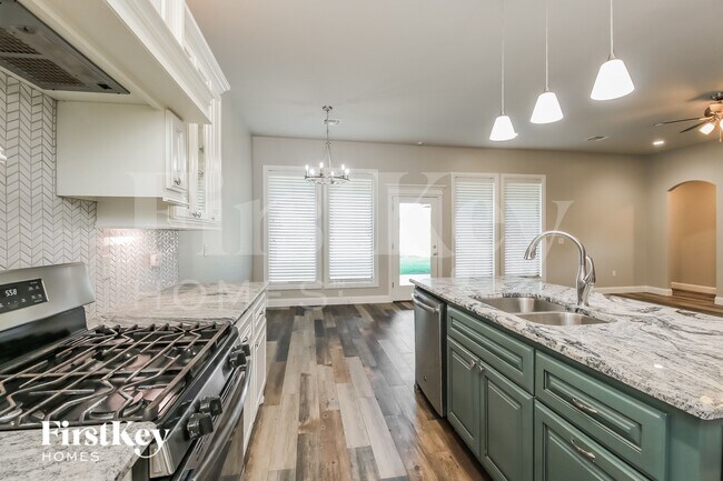 Foto del edificio - 13904 Hutchinson Pl