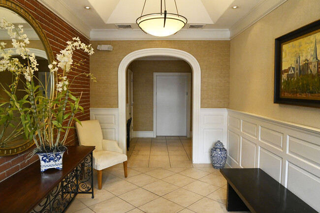 lobby - 108 E Lancaster Ave