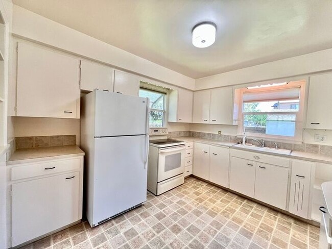 Building Photo - Cozy 2 bed 1 bath Home with Fenced Yard!