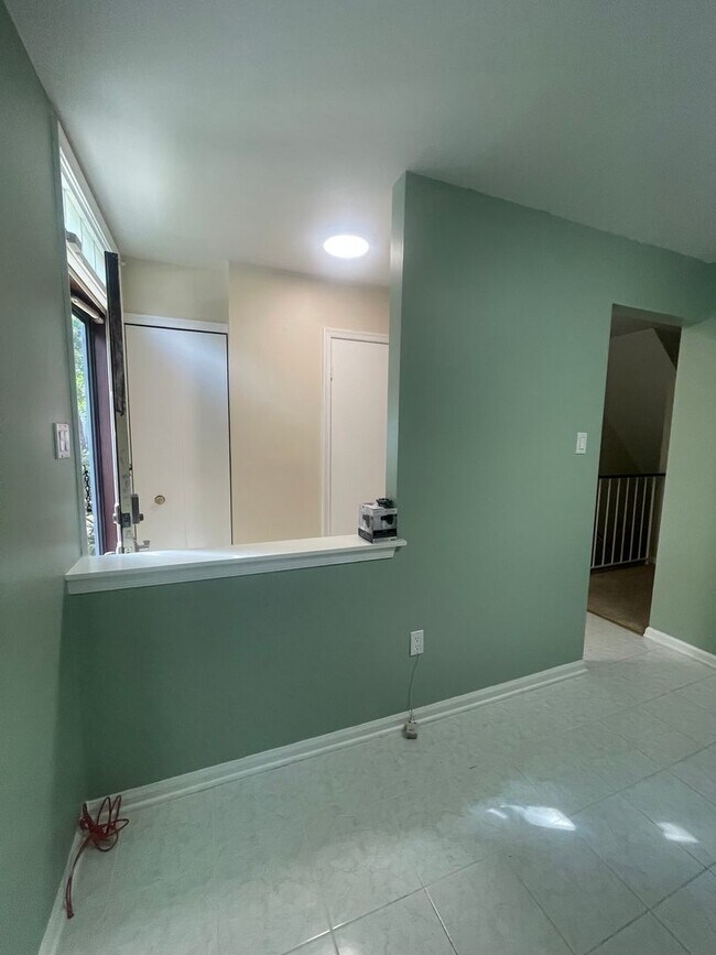 Building Photo - 3 LEVEL TOWNHOUSE WITH FULL BASEMENT WITH FULL BATH