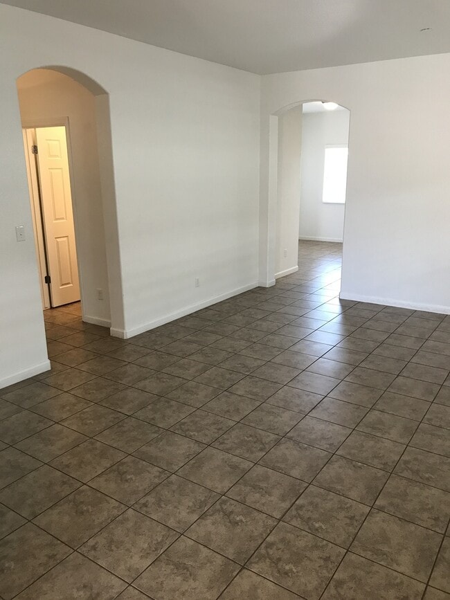 Building Photo - 3 bed 2 bath home for rent