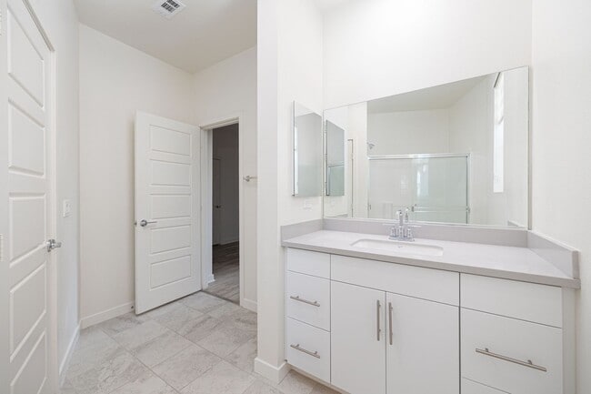 Building Photo - Beautifully Updated 3-Bedroom Detached hom...
