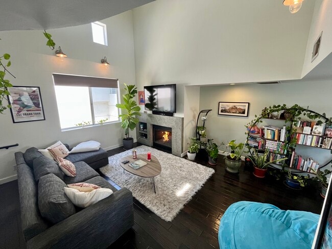Living room w/fireplace - 1240 25th St