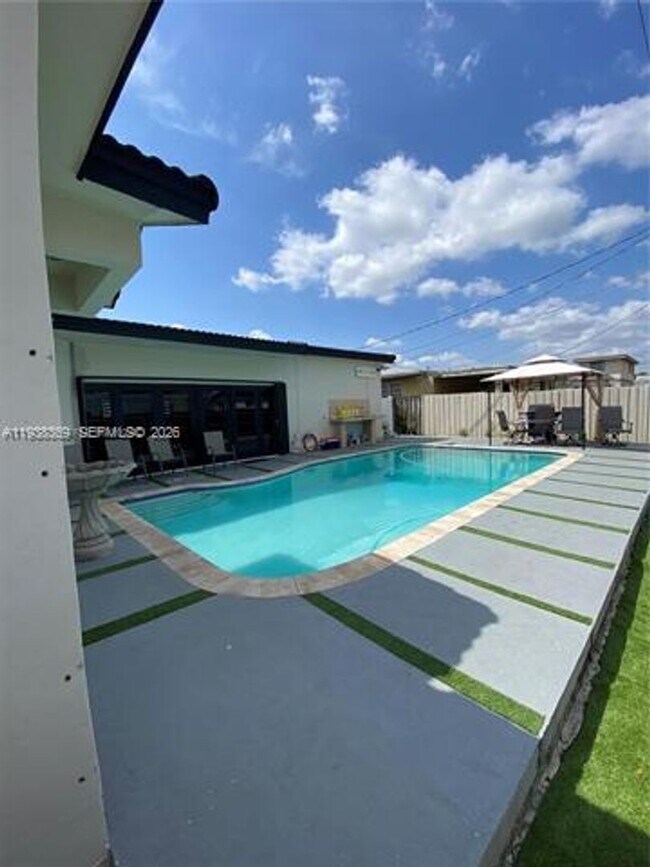 Foto del edificio - 8531 SW 16th Terrace